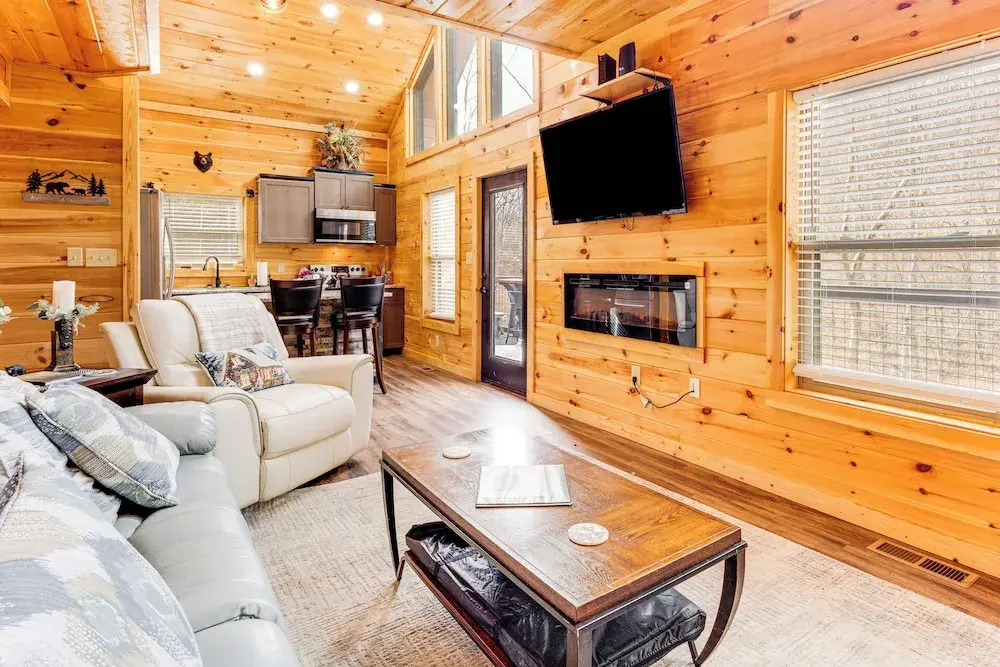 8 Mi to Dollywood: Cabin w/ Hot Tub & Decks!