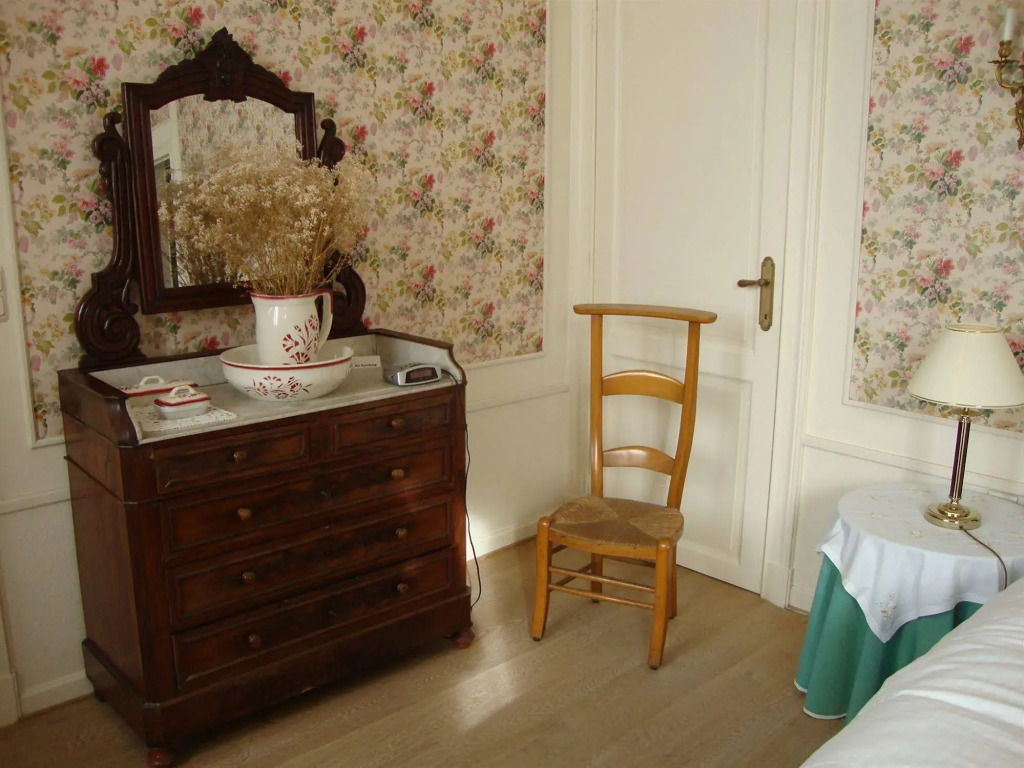 Charming 19th century small castle FINE FLEUR surrounded by quiet garden