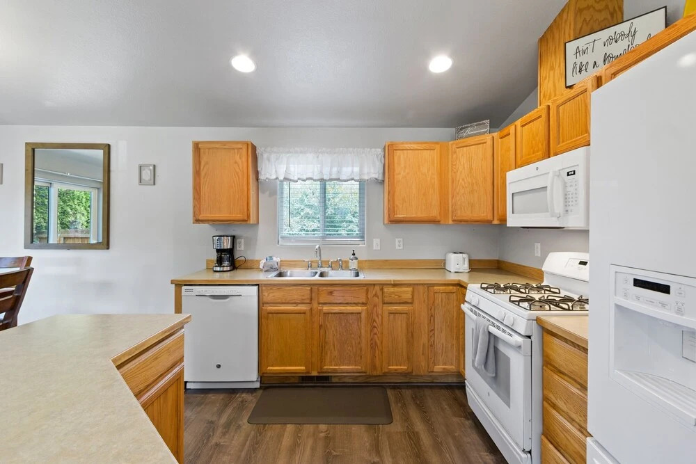 Dog-friendly Post Home With Private Hot Tub, Fire Pit, and BBQ on the Deck by Redawning