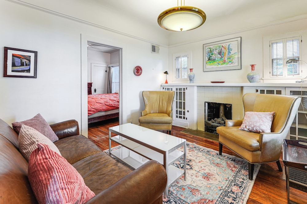 Near Restaurants + Light Rail: Phoenix Getaway