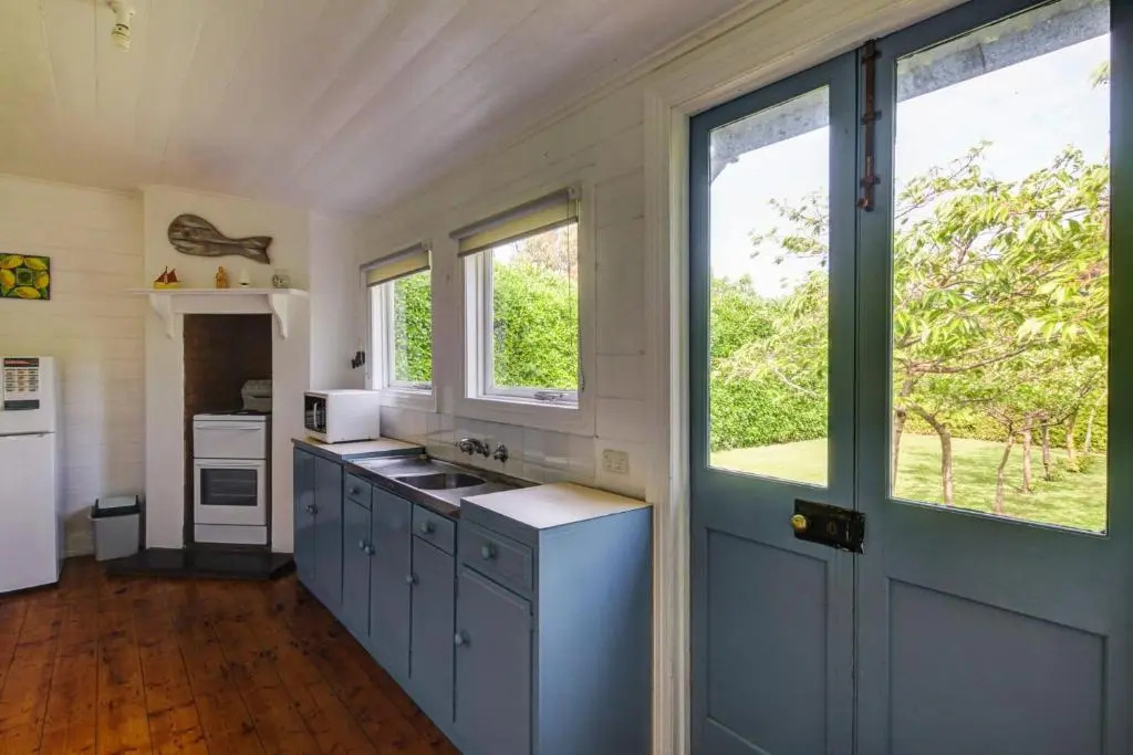 Palm Cottage - Pet Friendly Victorian Cottage