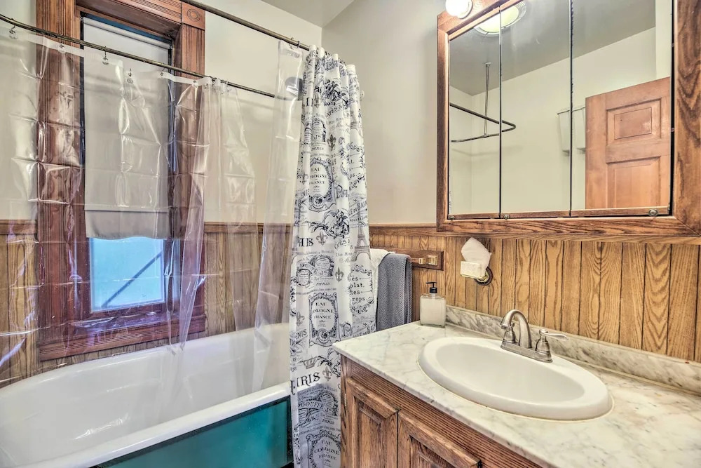 Historic Apartment - Half Mi to Lake Champlain!