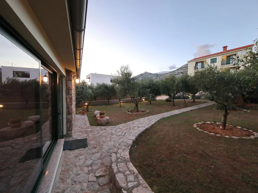 Charming Apartment Directly on the Sea, Whirlpool and Sauna, Beautiful Garden