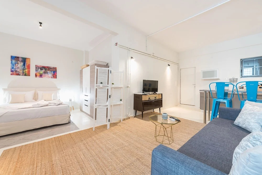 Stylish and Spacious Koukaki Apartment by Cloudkeys
