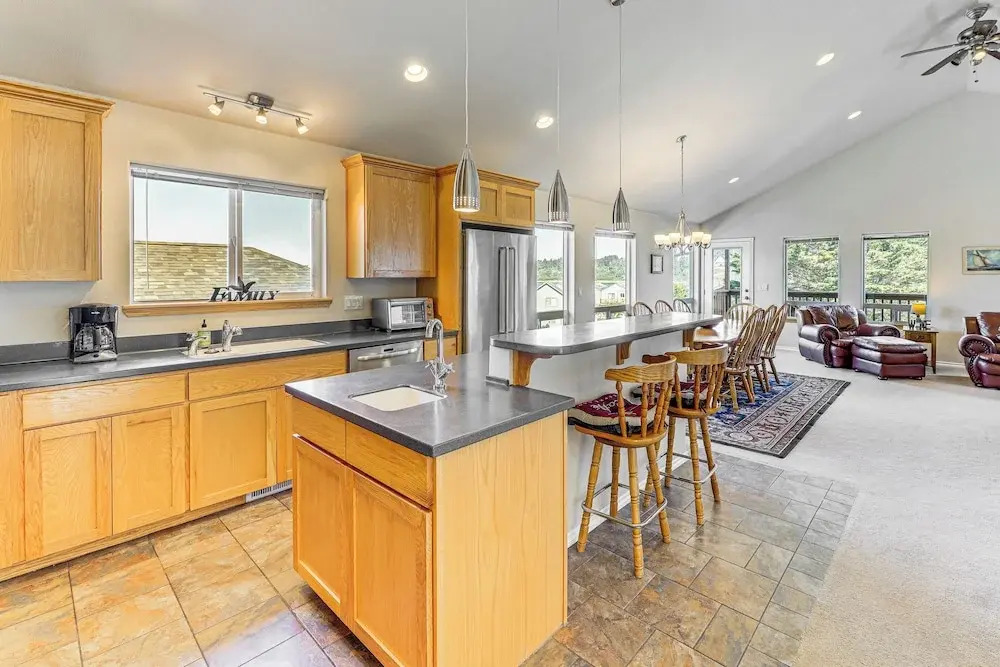 Coastal Oregon Home: Walk to Dock!