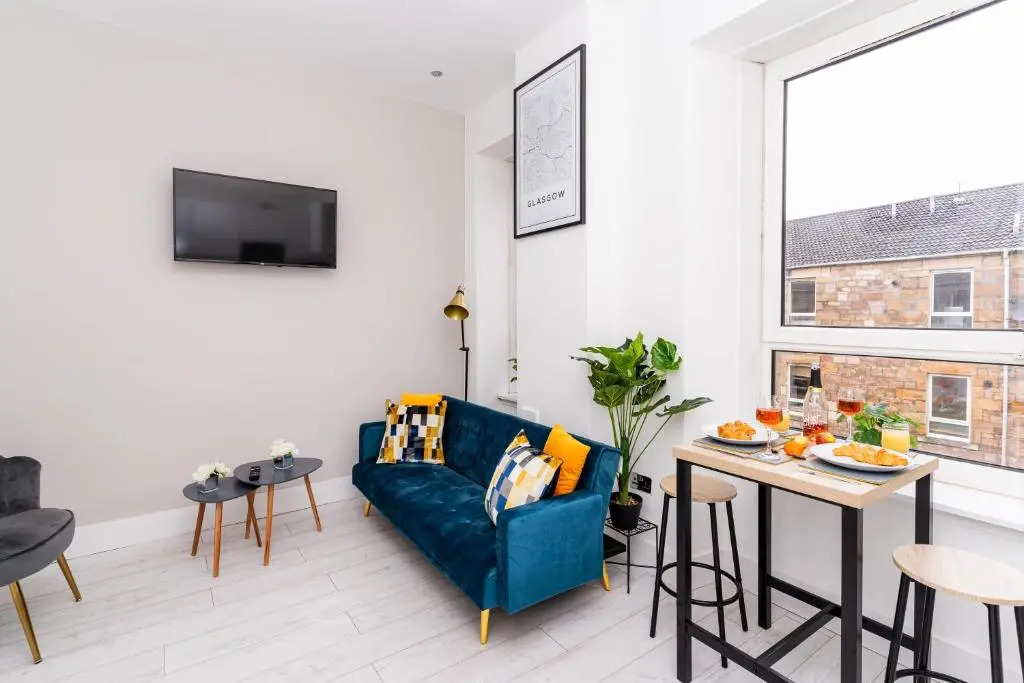 ULTRA LAVISH APARTMENT SLEEPS 4 GUEST COMFY, NETFLIX, 1 x Double Bed , 2 x Single Beds