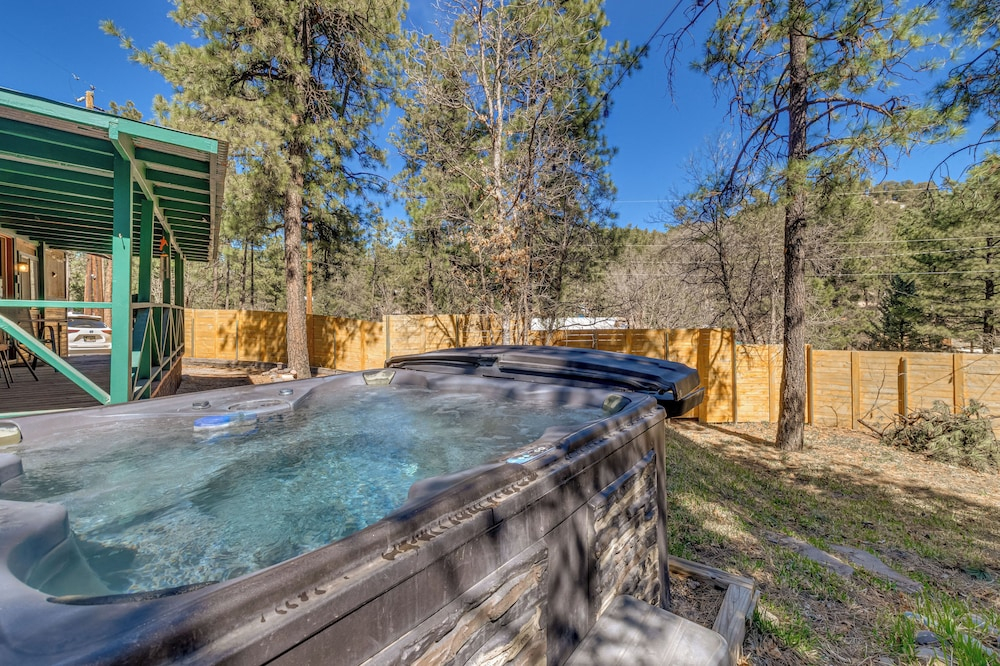 2 Mi to Midtown! All-season Base w/ Hot Tub Access
