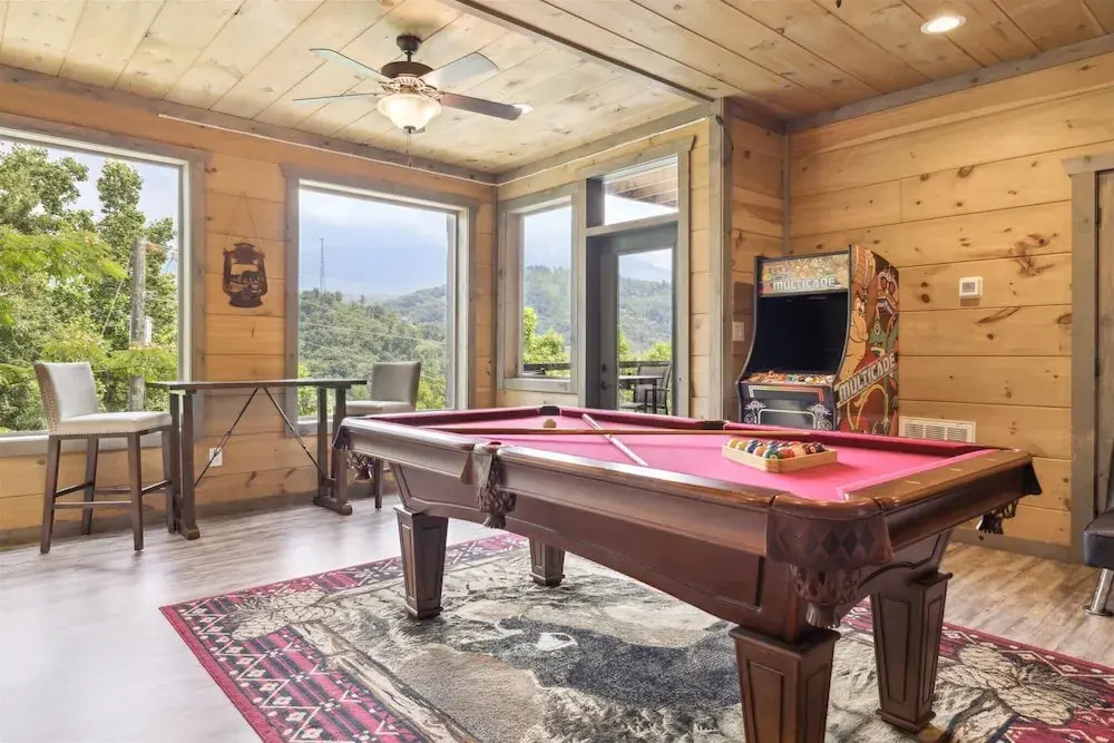 Gorgeous Cabin w Hot Tub Firepit Gameroom