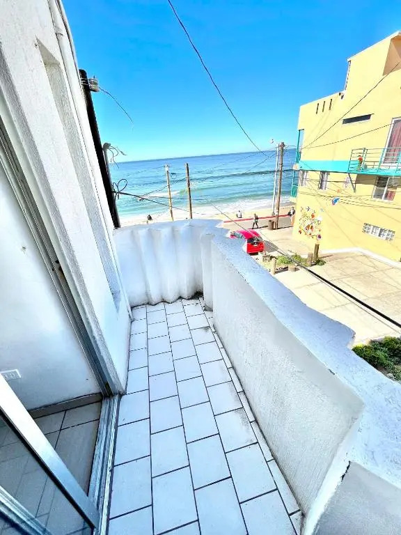 Beach Casa - Sleeps 8, Comfy Queen Beds & Views