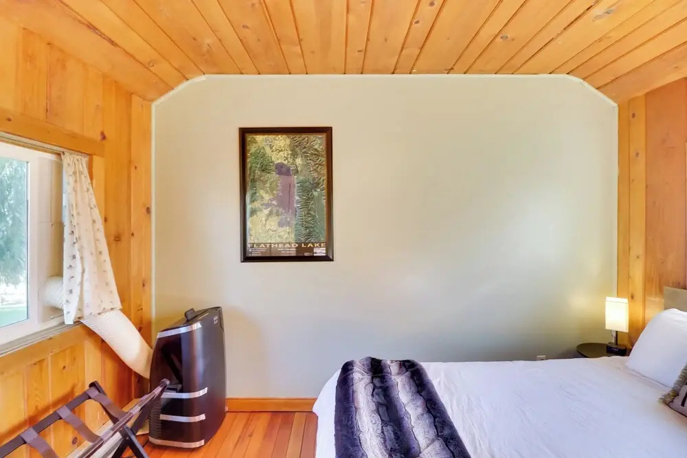 Lakeside Cabin w/ Beach ~ 14 Mi to Ski Area!