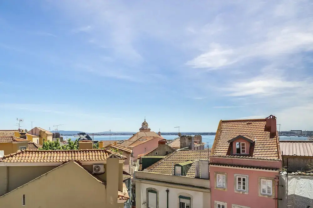 Alfama 2-Bed Minimalist Retreat For Digital Nomads & Remote Workers