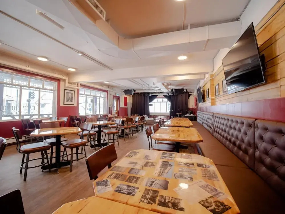 PARTY HOSTEL - The Canmore Hotel Hostel