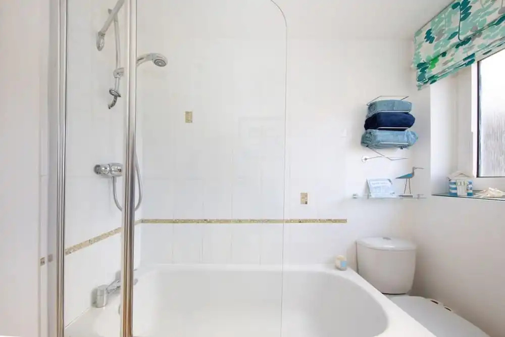 Sunny Modern Nr Beach Village w Parking