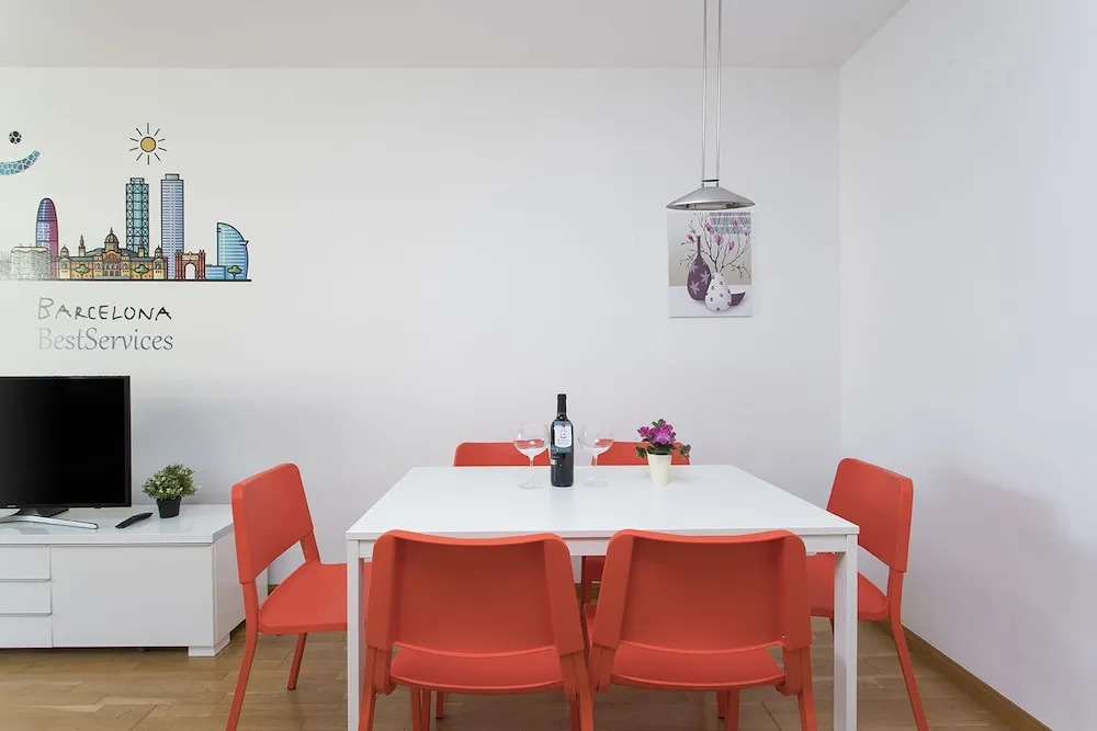 1317 - Modern Forum Apartment