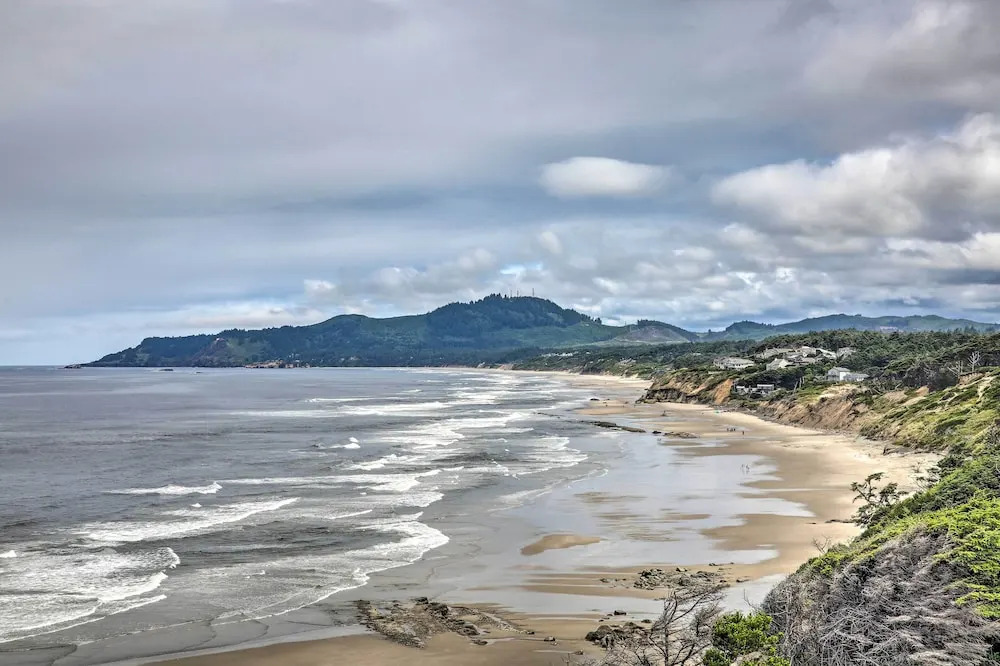 Luxurious Newport Estate w/ Spa & Lighthouse Views