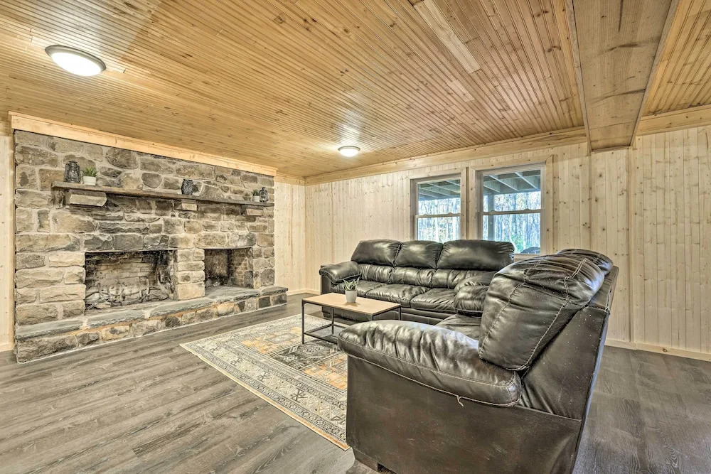 Game Room, Fire Pit and Deck Spacious Poconos Home!