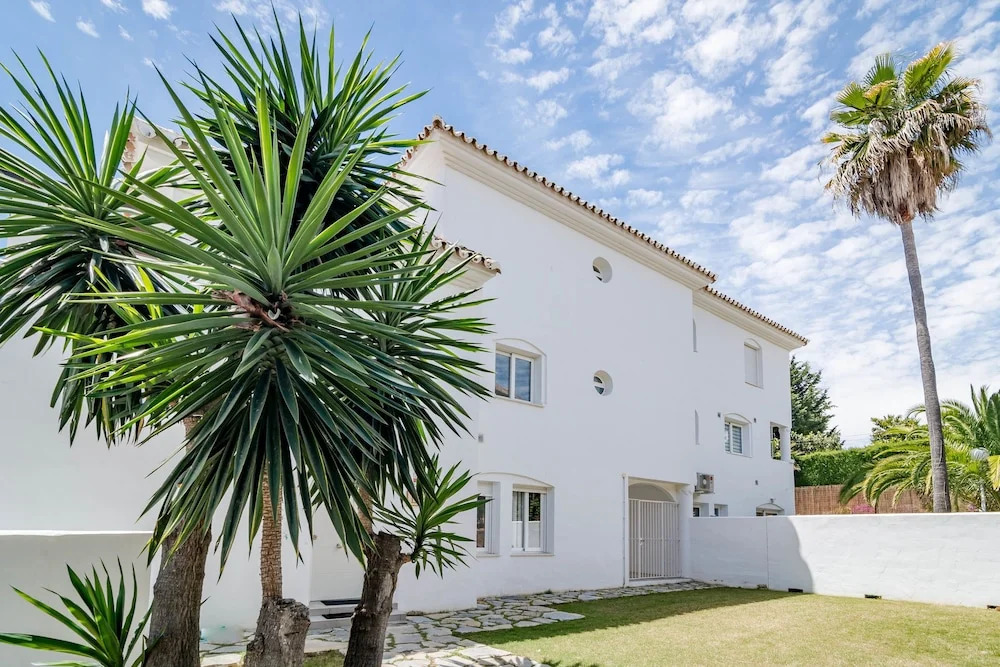 IVY- Fantastic 3 bedroom apt with private garden