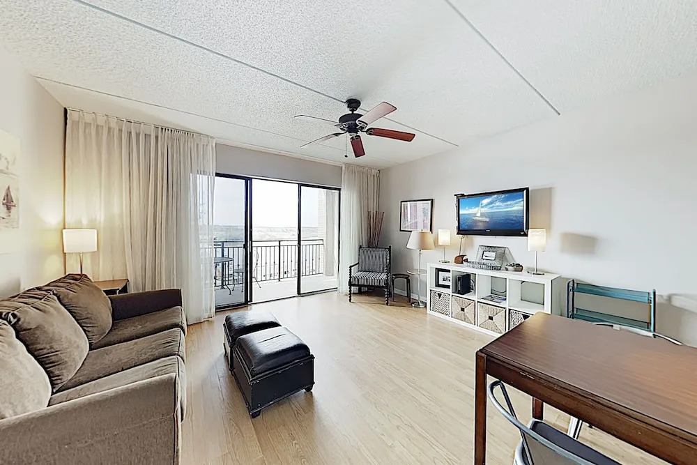 2 Historic District S, River-views Balconies 2 Bedroom Condo