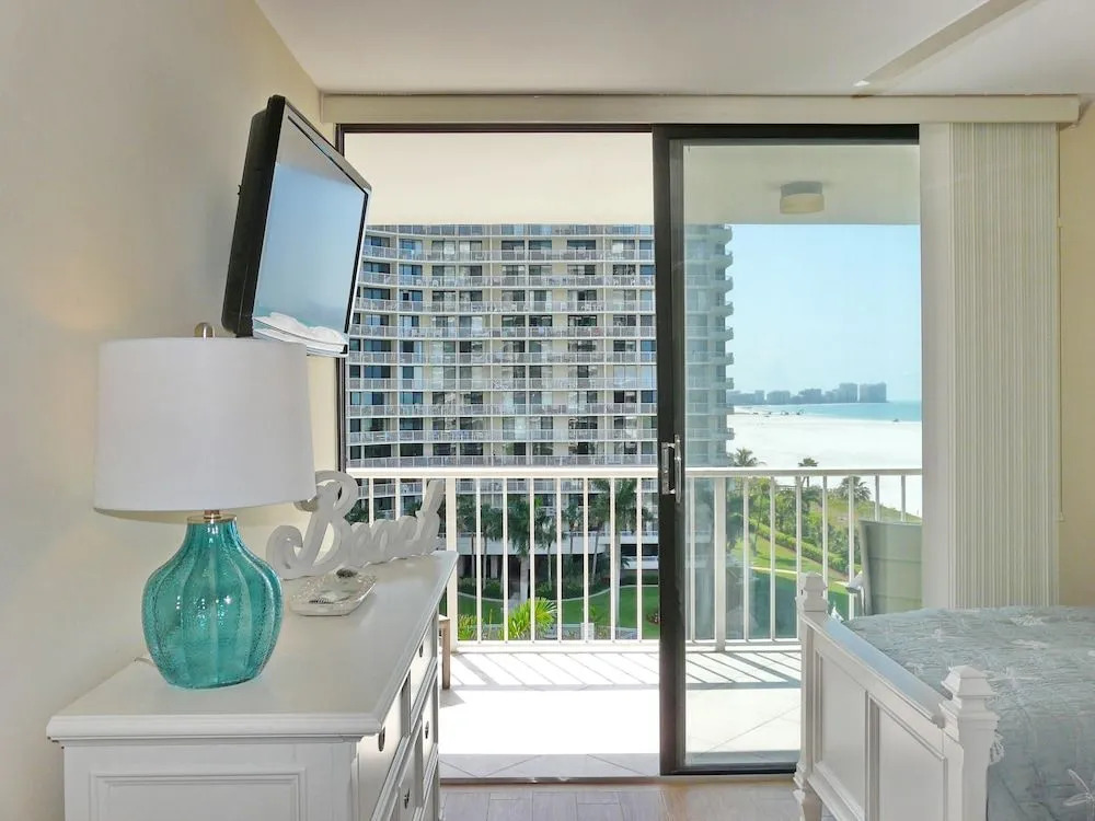 Inviting Condo on Beach With Pool and Tennis Courts