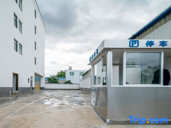Heyue Hotel (Linyi Yunxian High speed Railway Station Store)