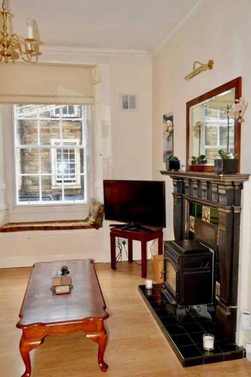 Homely, Comfortable 2 Bed in Historic Rose Street