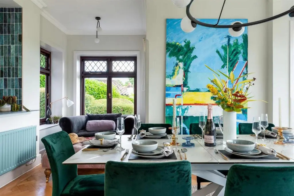 The Spinney - Spectacular views over the bay and close to beach with parking