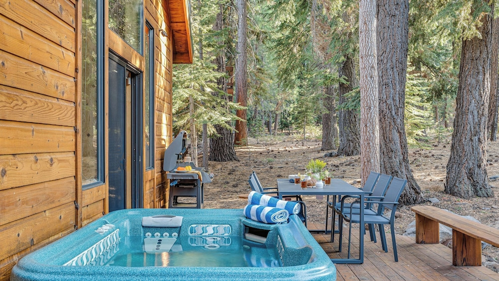 Cherrywood Gorgeous Cottage Surrounded by Pine Trees w/ Hot Tub