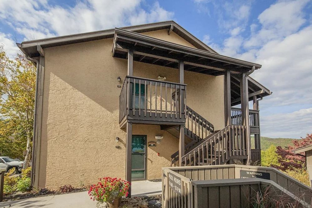Raven Crest Condo 413 by Heritage Cabin Rentals