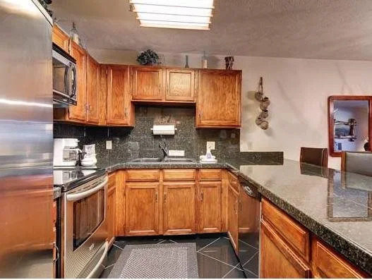 Cimarron Bear Condo: Fantastic Location, Sleeps 8