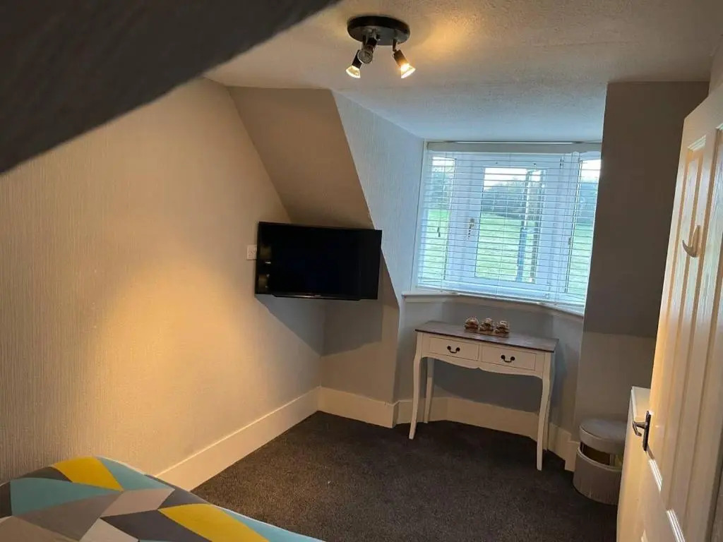 3 Bed Cottage -Sleeps 5-Pets-HotTub-Bar-Smoking