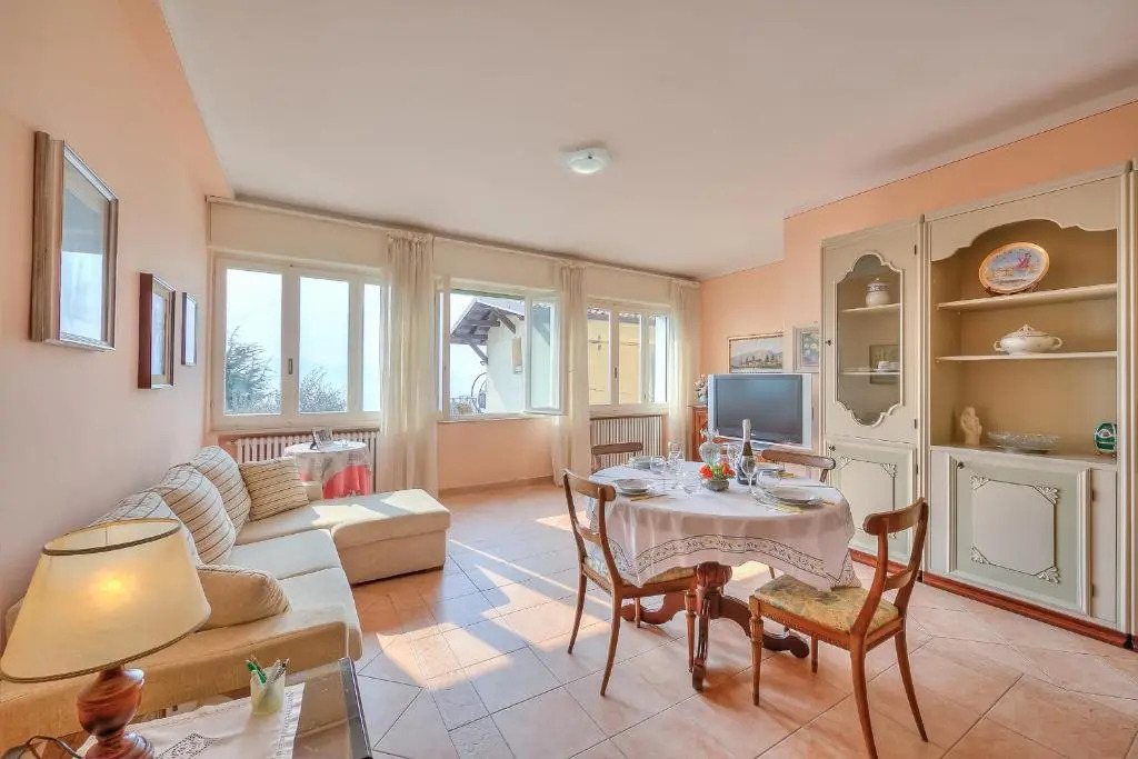 Angela -Terrace & beautiful View lake - Happy Rentals