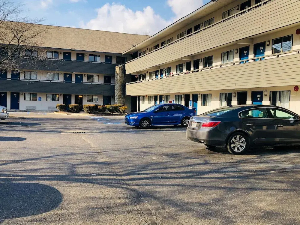 Motel 6 Columbus, OH - Quarter Horse