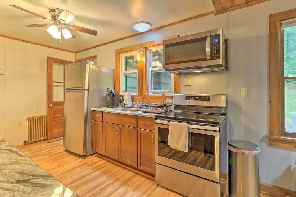 Steps to Lake: Tafton Cottage w/ Fire Pit & Grill