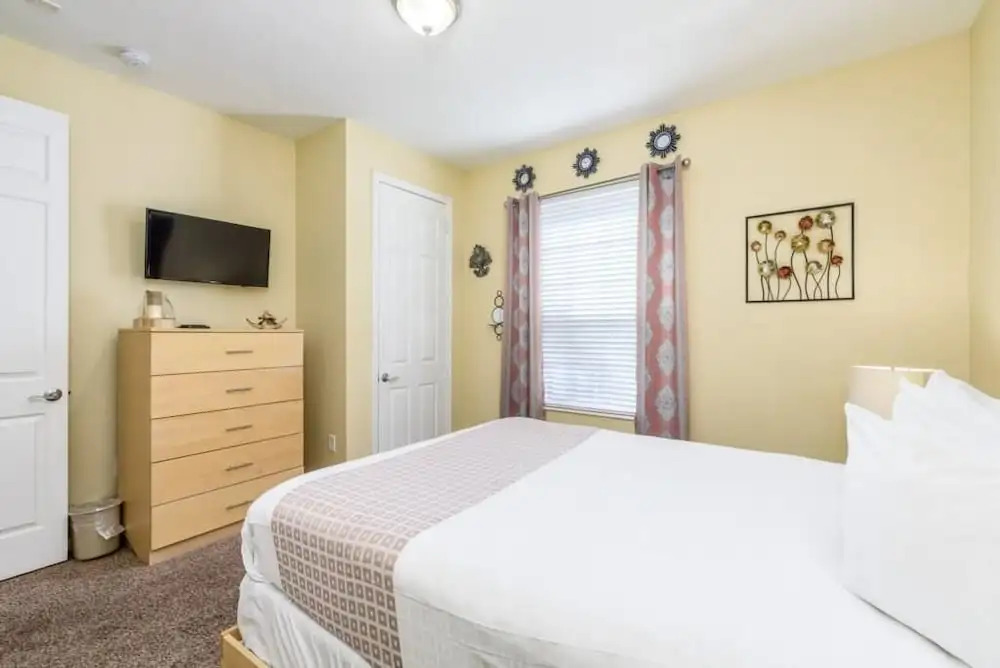 Lovely Third-Floor Vista Cay Resort Condo