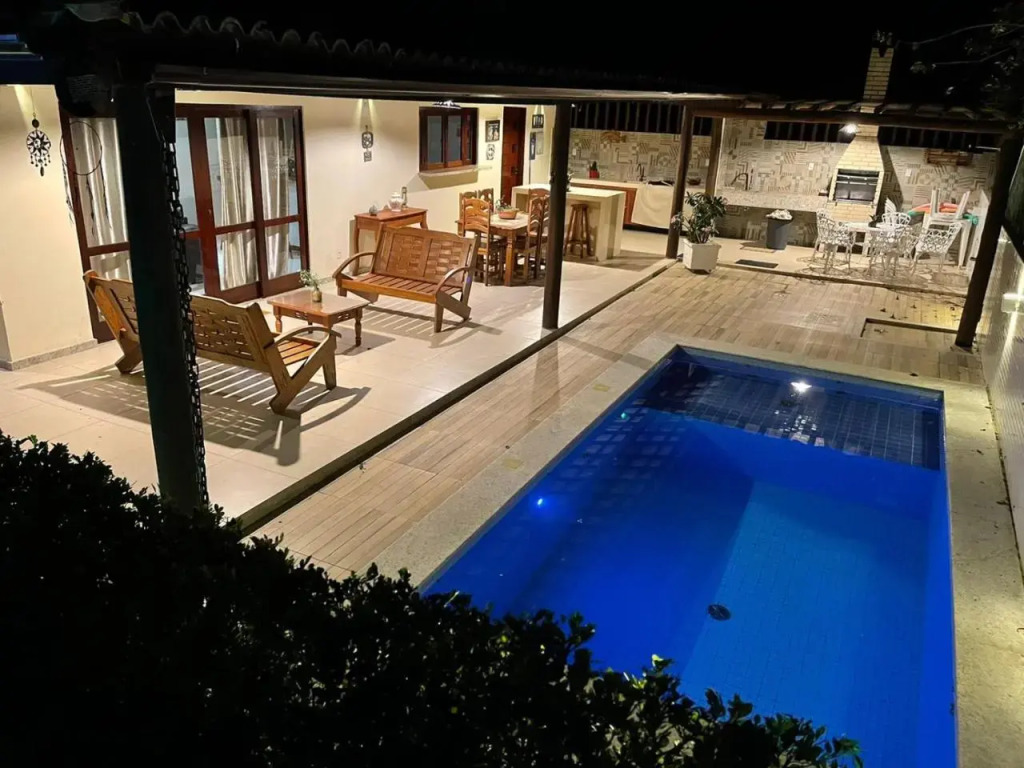 Casa 4/4 agradável com piscina e churrasqueira