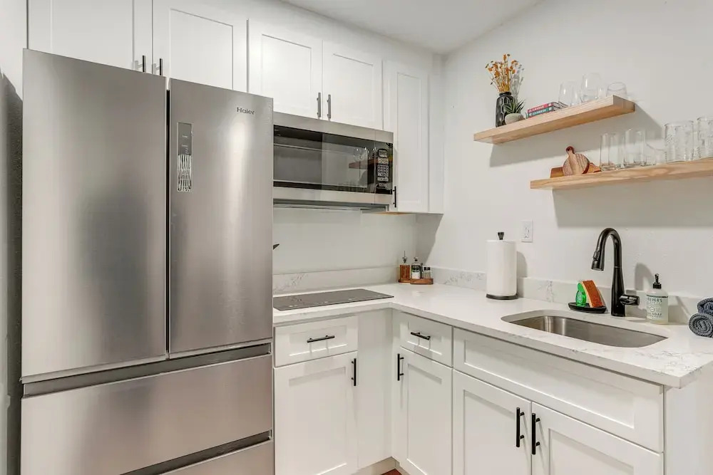 Stylish Lakeland Studio w/ Workspace