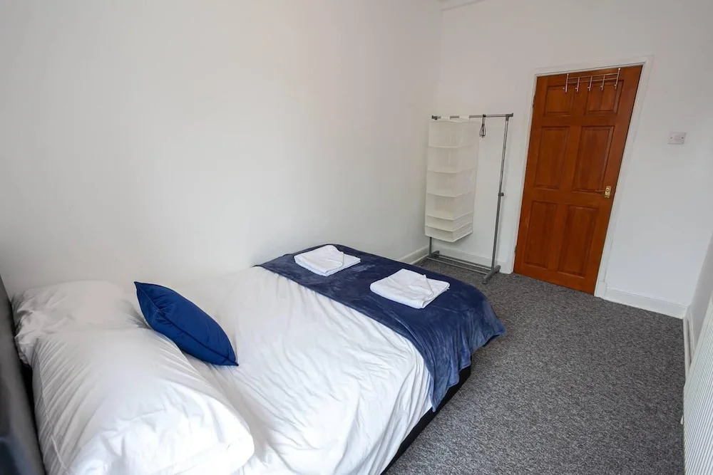 4 Bed House, Sleeps 9, Free Parking