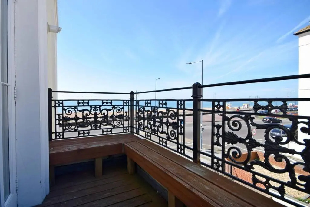 Spacious 3 bedroom Beachfront property with amazing sea views!