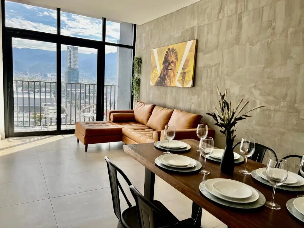 Industrial stylish 3-br. apartment & city views in front of Parque Fundidora & Arena Mty