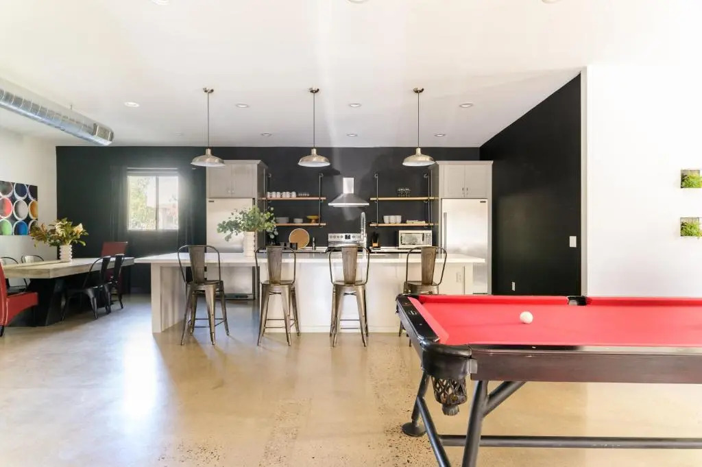 Luna Stellar by AvantStay Modern Artists Loft Buyout w 10 BRs Patio Billiards