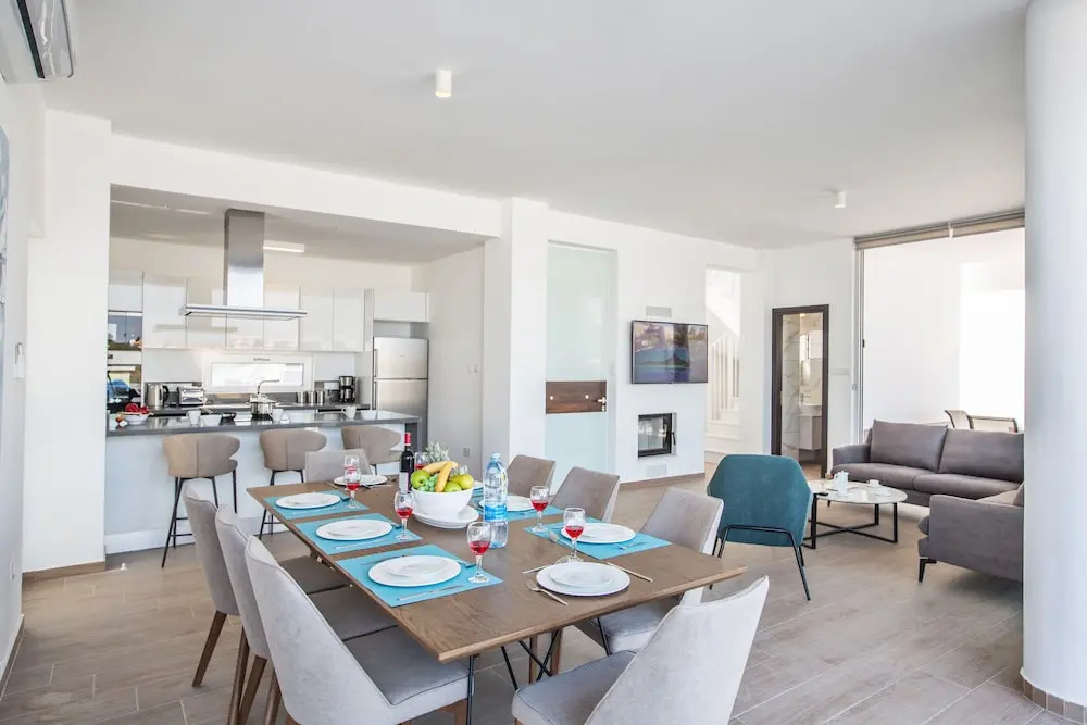 Villa Prol17, Exquisite 5bdr Villa With Pool, Close to Fig Tree Bay Beach