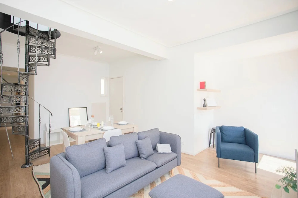 Liiiving - Downtown Balcony Apartment