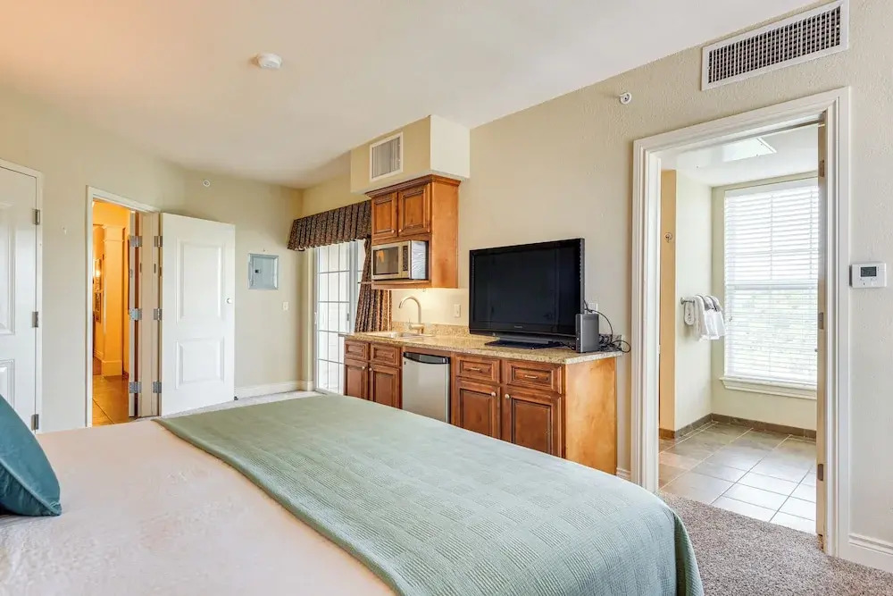 Branson Condo w/ Pool Access & Views, 3 Mi Dtwn!