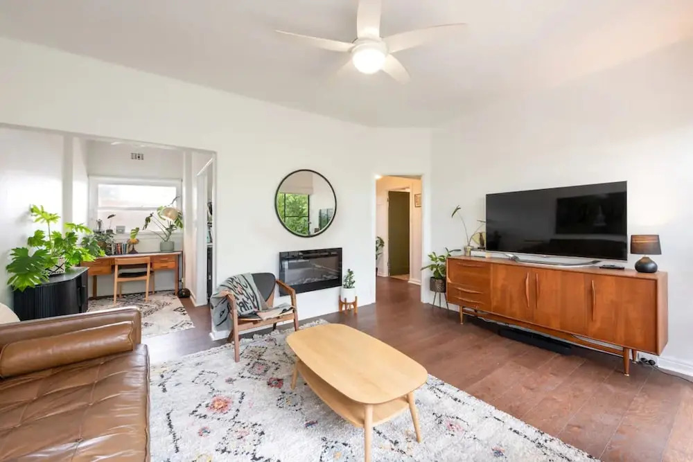Mid-century 1 Bedroom Apartment on Albert Park With Parking