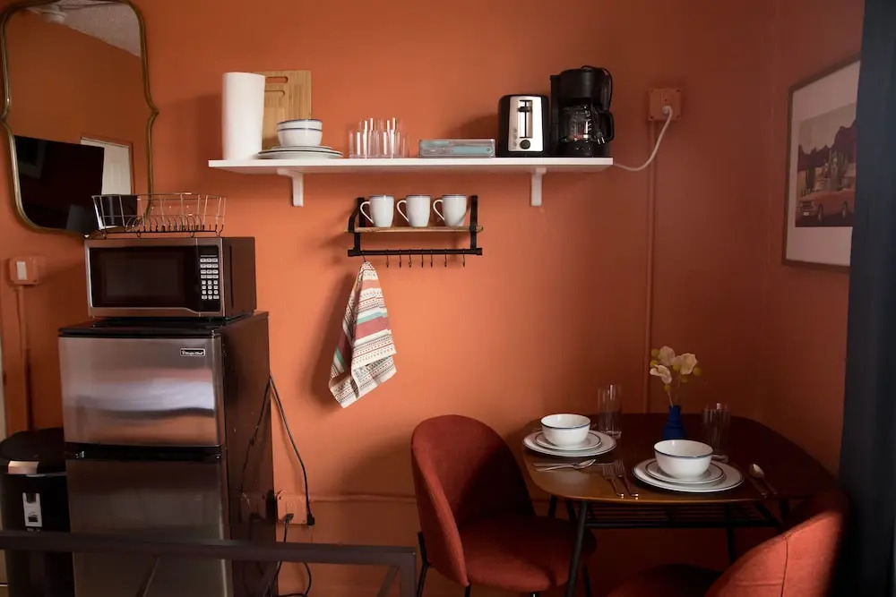 Beverly Boulevard! Cozy Studio! Sleeps 2!