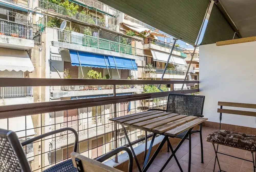 2 bedroom apartment near the Metro