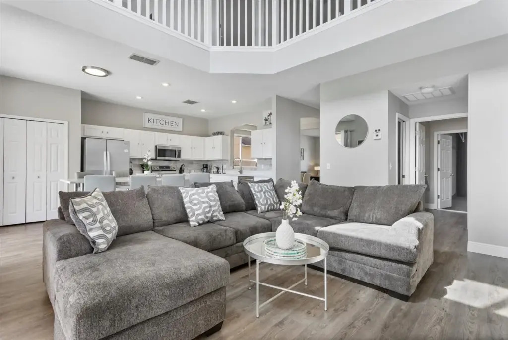 6 Bedrooms 45 Bathrooms Seasons 1270 Sb