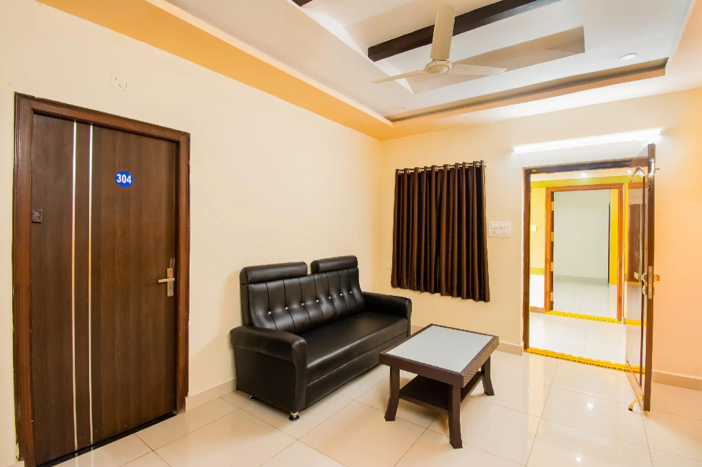 OYO 71081 Apple Guest Rooms