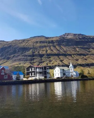 Við Lónið Guesthouse