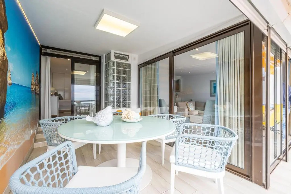 Luxurious Seaview Apartment with pool 5min Beach
